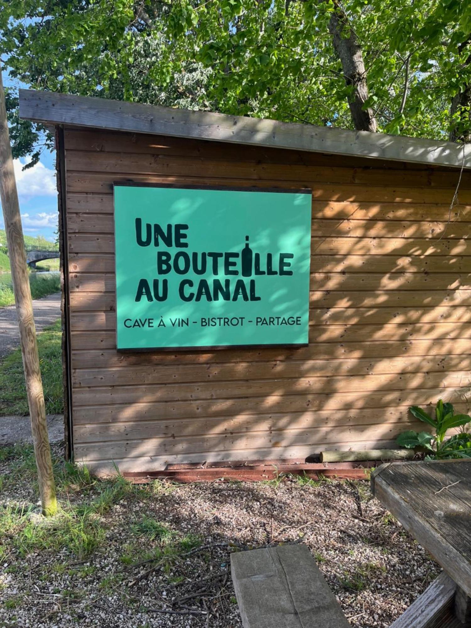 Une Bouteille Au Canal Dieupentale Exterior foto